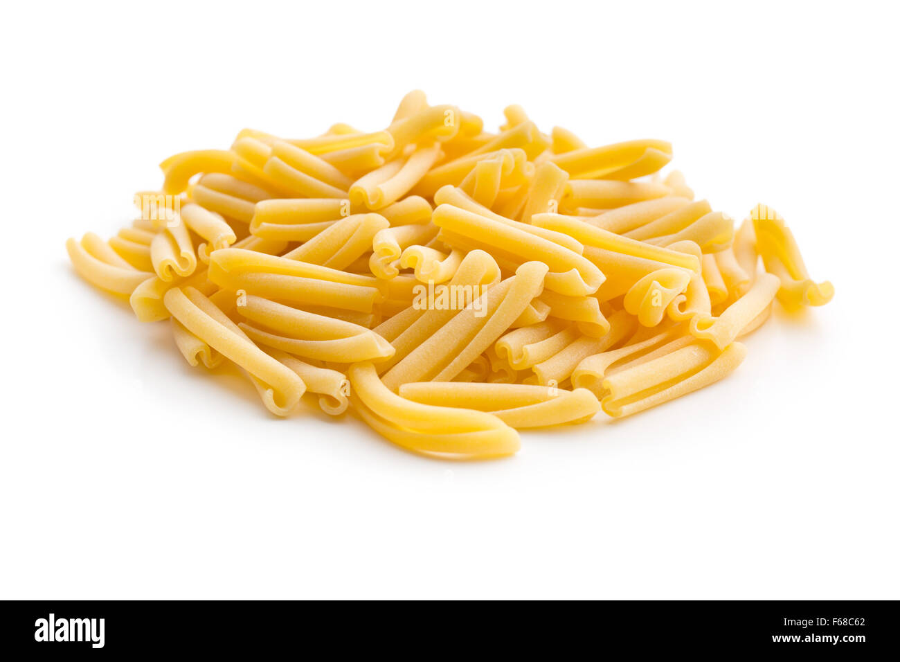 Paste alimentari non cotte caserecce su sfondo bianco Foto Stock