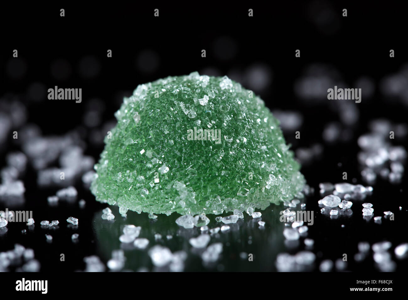 In prossimità di una verde jelly caramelle con zucchero bianco Foto Stock