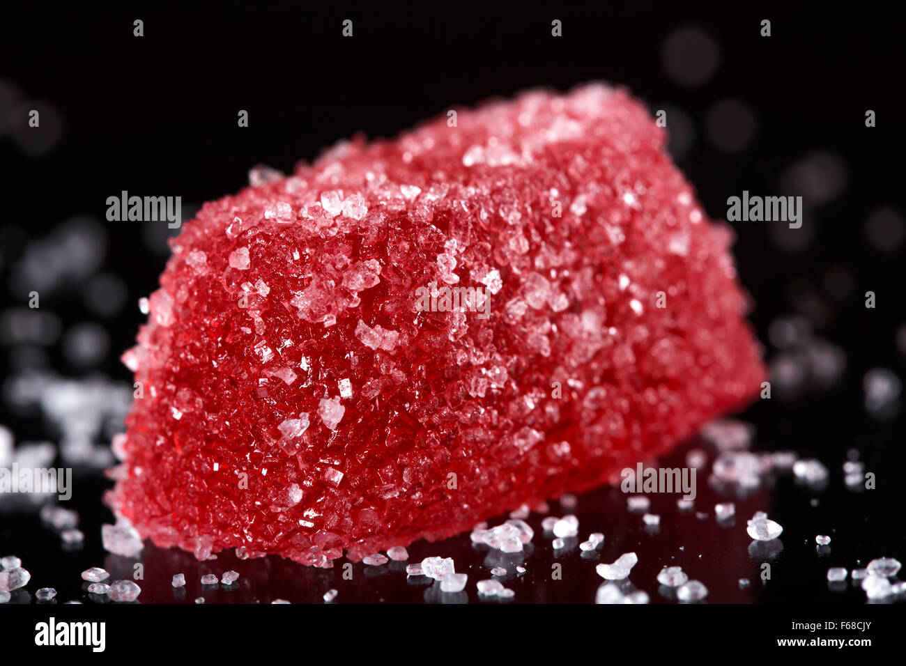In prossimità di uno rosso jelly caramelle con zucchero bianco Foto Stock