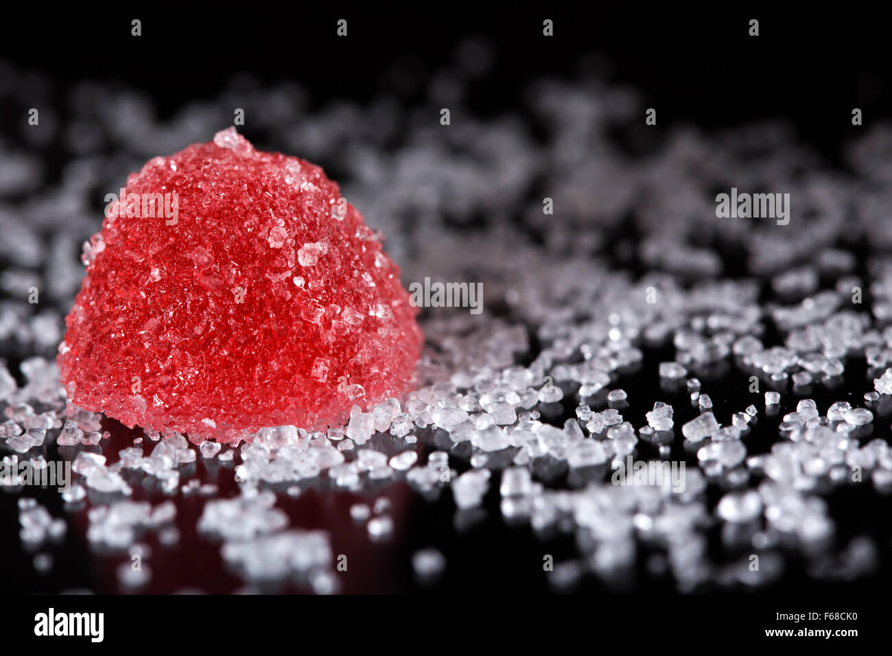 In prossimità di uno rosso jelly caramelle con zucchero bianco Foto Stock