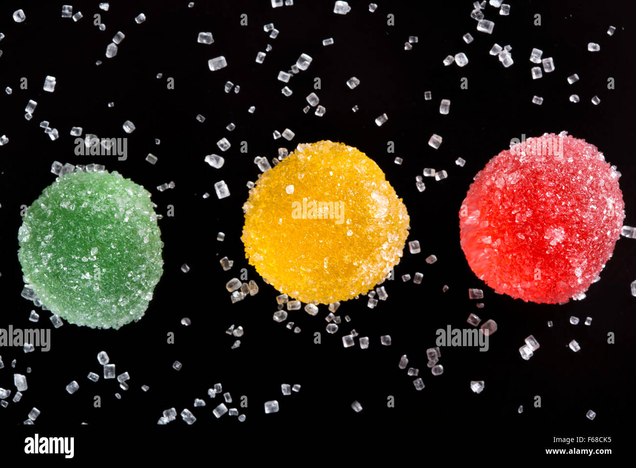 Gelatina colorata di caramelle con zucchero su sfondo scuro Foto Stock
