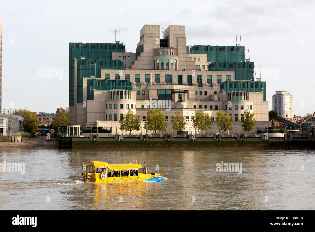 London Duck Tours veicolo anfibio sul fiume Tamigi passando il MI6 sede, Vauxhall, Londra Foto Stock