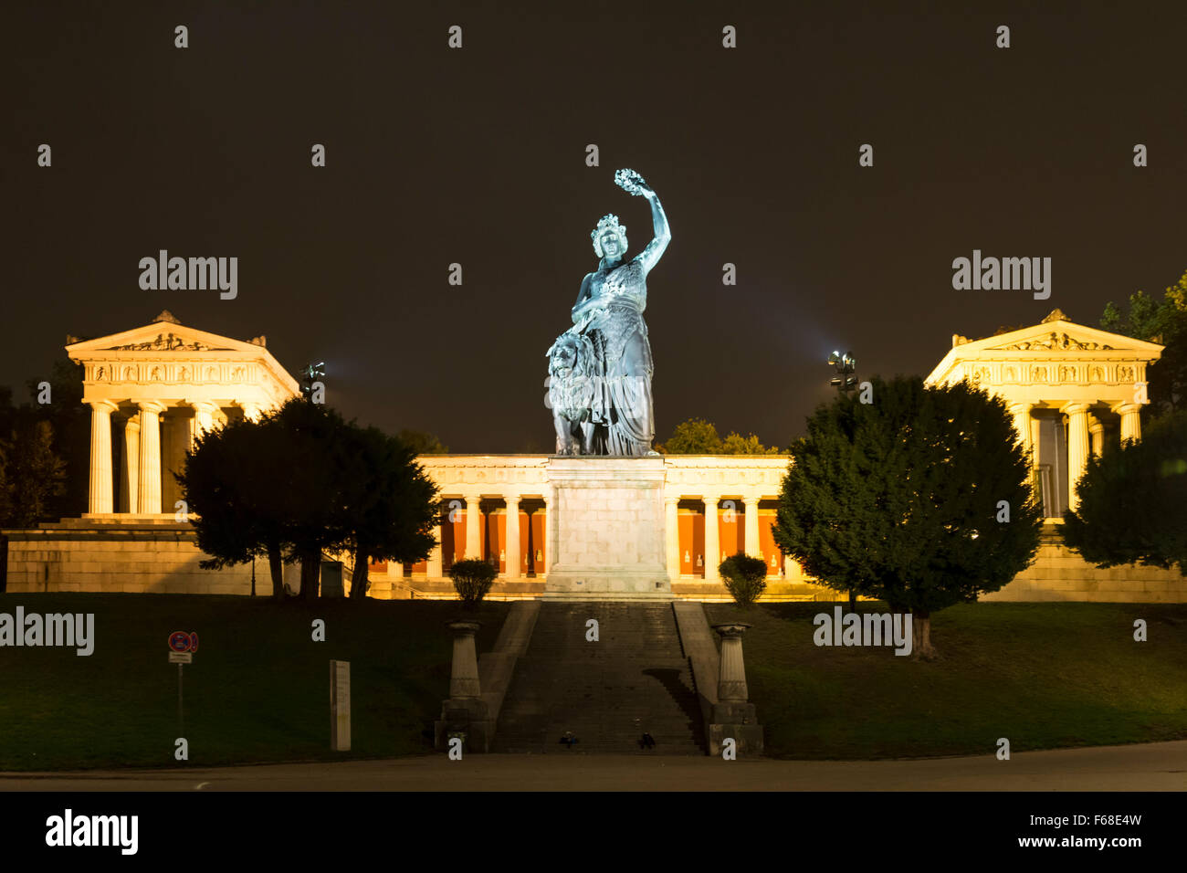 Statua di Bavaria e Ruhmeshalle (Hall of Fame) di Monaco di Baviera (Germania), Theresienwiese. La statua fu costruito 1850. Foto Stock