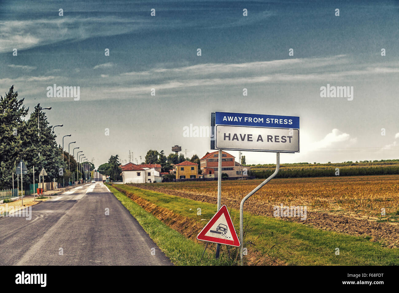 Fake cartello stradale di un tranquillo villaggio di campagna invitante per avere un periodo di riposo lontano dallo stress Foto Stock