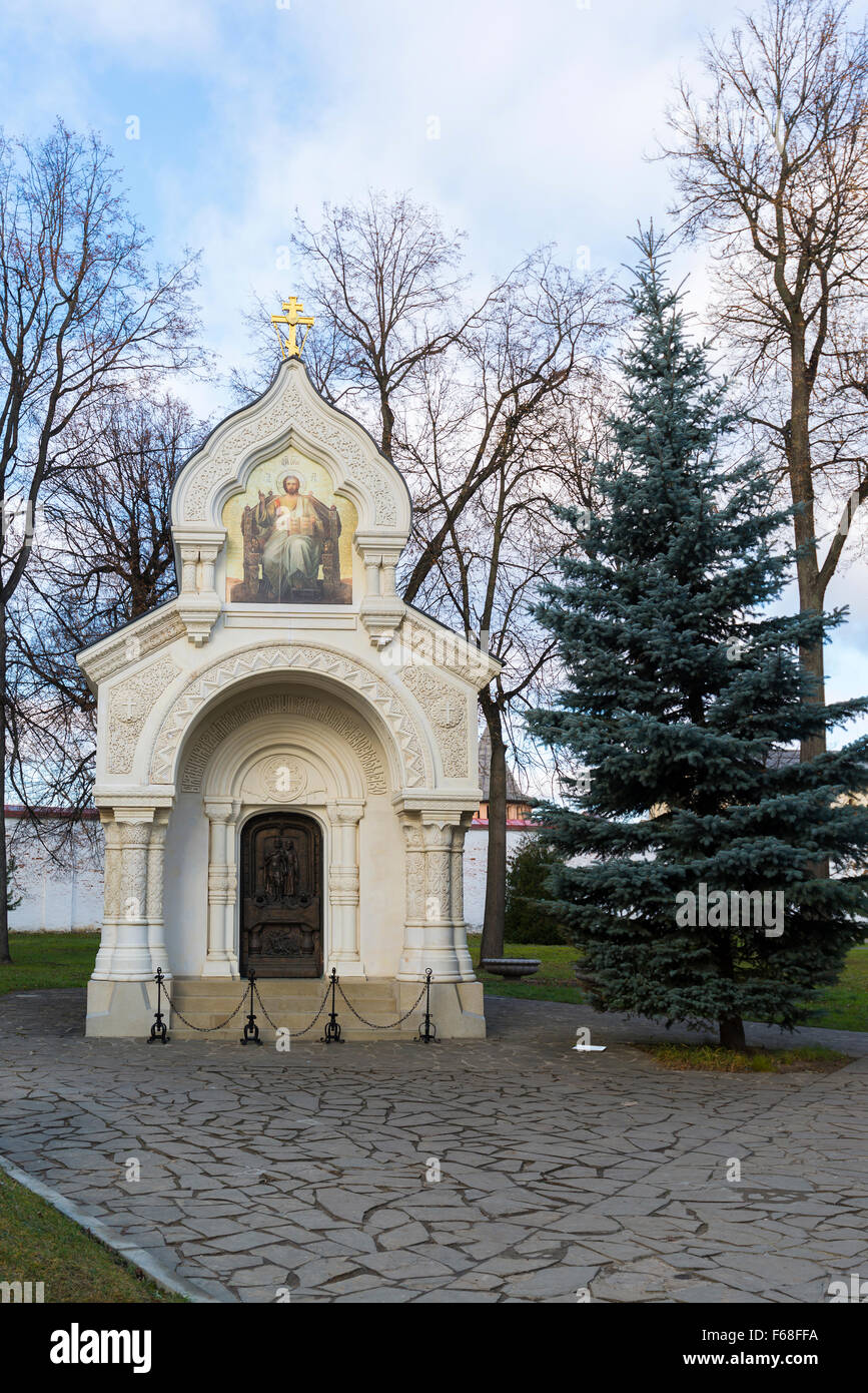 La tomba del Principe Pozharsky a Spaso Efimievskom monastero a Suzdal, costruito 1885. Anello d'oro Russia Travel Foto Stock