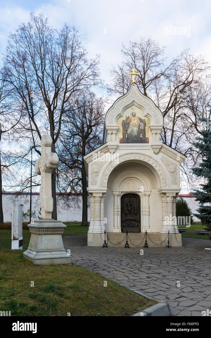 La tomba del Principe Pozharsky a Spaso Efimievskom monastero a Suzdal, costruito 1885. Anello d'oro Russia Travel Foto Stock
