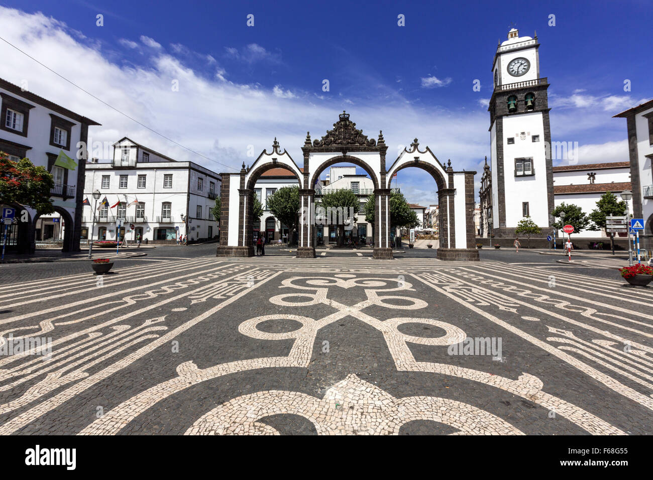 Il Portas da Cidade, cancelli per la città e la torre della chiesa di San Sebastiano in Ponta Delgada, São Miguel, Azzorre, Portogallo Foto Stock