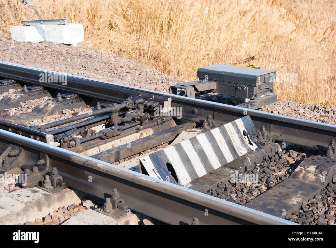 Un vecchio interruttore ferroviaria sui binari del treno. Foto Stock