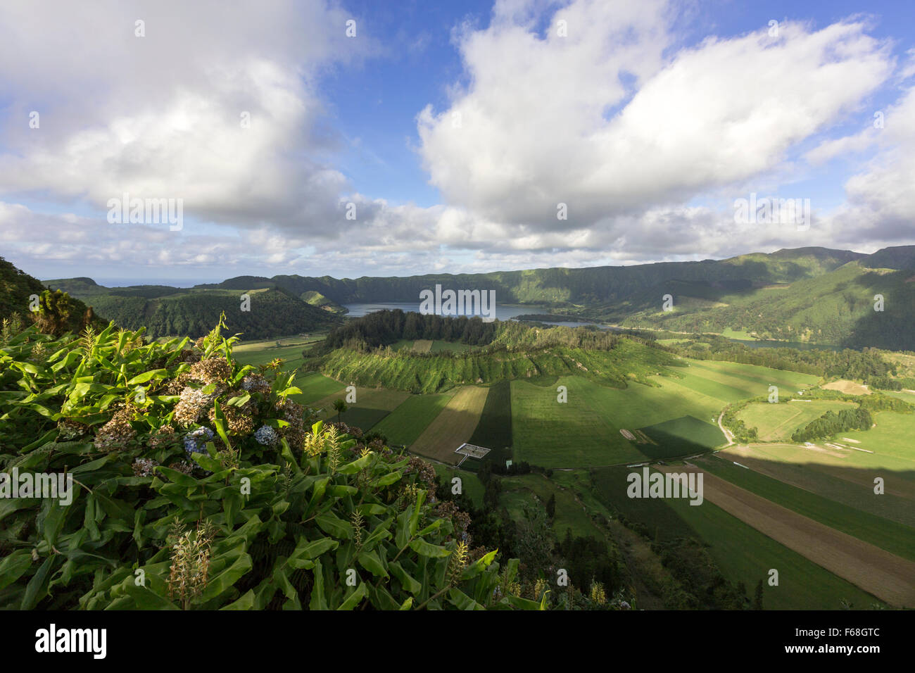 Vista della caldera dal Cuumeiras, con la Caldeira Santiago cono in de Sete Cidades, Ponta Delgada, São Miguel, Azzorre Foto Stock