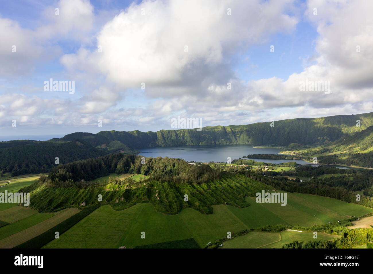 Vista della caldera dal Cuumeiras, con la Caldeira Santiago cono in de Sete Cidades, Ponta Delgada, São Miguel, Azzorre Foto Stock