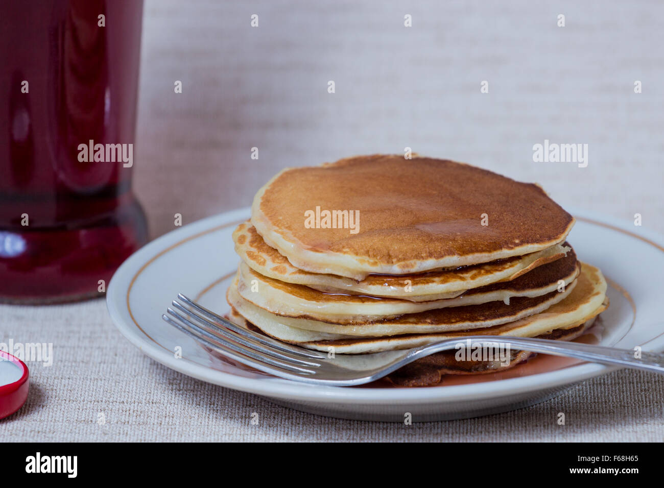 Pila di frittelle, Prima colazione sul tavolo Foto Stock