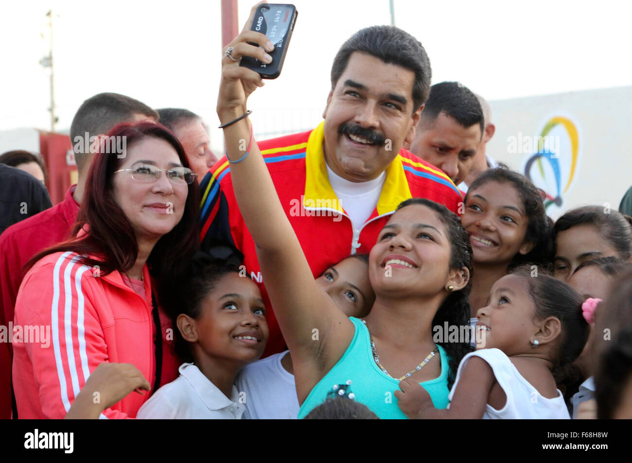 Zulia, Venezuela. Xiii Nov, 2015. Immagine fornita da parte del Venezuela la presidenza del Presidente venezuelano, Nicolás Maduro (C), e sua moglie Cilia Flores (L), la cerimonia di consegna della casa numero 800.000 del Venezuela alloggiamento grande missione programma nella seconda fase della città di Maracaibo urbanistica, a Maracaibo, Stato Zulia, Venezuela, su nov. 13, 2015. La casa è una parte del Venezuela alloggiamento grande missione (un programma di soluzione di alloggiamento), che prevede di costruire un mio case nel 2015. Credito: Venezuela la Presidenza/Xinhua/Alamy Live News Foto Stock