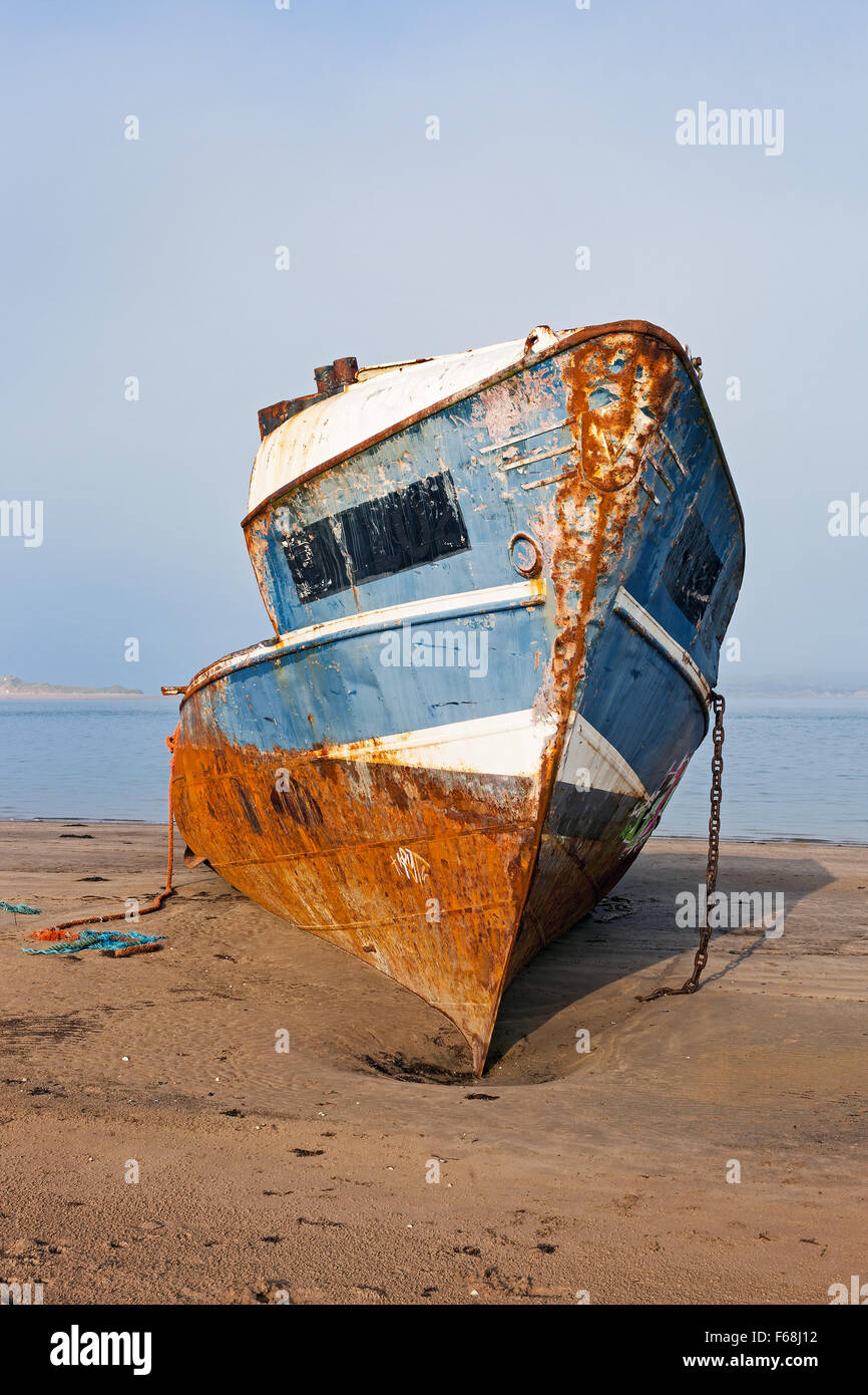 Rusty naufragio arenati su una spiaggia in North Devon, Regno Unito Foto Stock