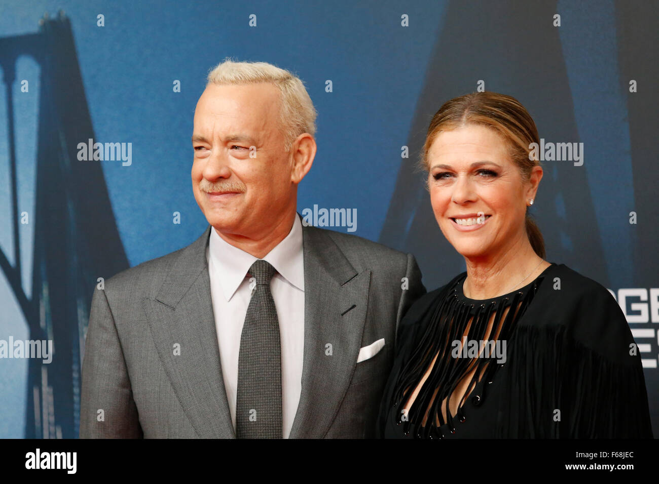 Berlino, Germania. 13 Novembre, 2015. ZOO Palast cinema, Berlino, Germania. Novembre 13th, 2015. Tom Hanks e sua moglie Rita Wilson partecipare a "Ponte di Spies' premiere del film in ZOO Palast cinema a Berlino, Germania. Credito: Piotr Zajac/Alamy Live News Foto Stock