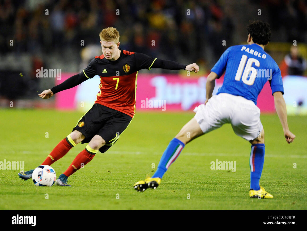 Stade Roi Baudouin, Bruxelles Belgio 13.11.2015, l'UEFA Football Team nazionali friendly, 6° giornata, Belgio vs. Italia 3:1 ----- Kevin De Bruyne (Belgien), Marco Parolo (Italien) Credito: kolvenbach/Alamy Live News Foto Stock