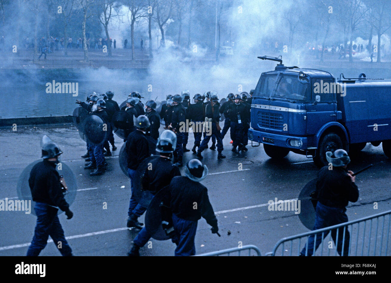 Antinuclear contestatori lottando contro il CRS, Francese polizia nazionale, a Rennes, Bretagna Francia Foto Stock