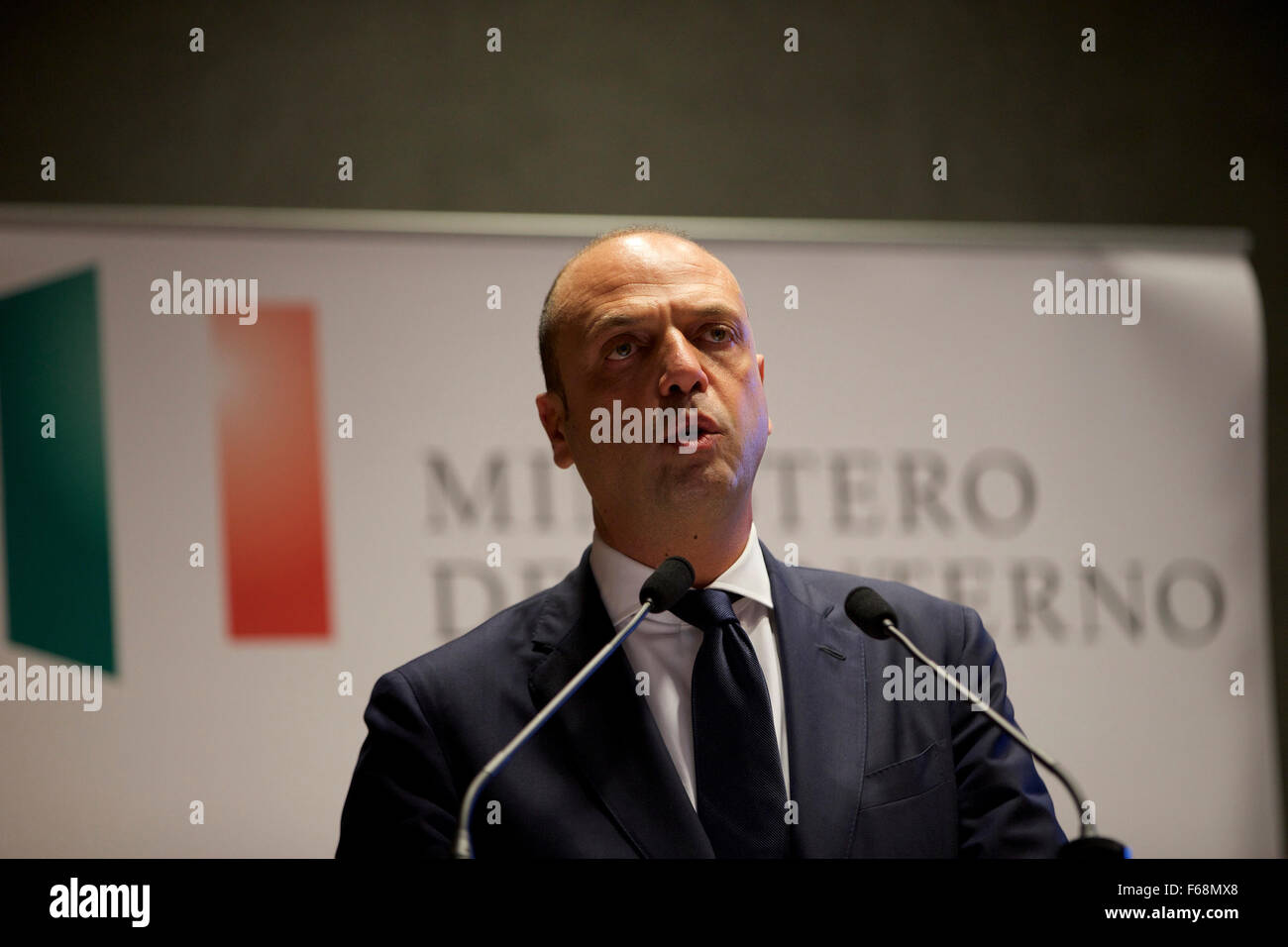 Roma, Italia. Xiv Nov, 2015. Ministro degli Interni italiano Angelino Alfano parla durante una conferenza stampa dopo un incontro speciale a Roma, Italia, nov. 14, 2015. In seguito i letali attacchi terroristici a Parigi, il governo italiano ha innalzato il livello di allerta per due, il che significa che speciali forze militari sono pronti a intervenire immediatamente al bisogno, secondo Alfano. © Jin Yu/Xinhua/Alamy Live News Foto Stock