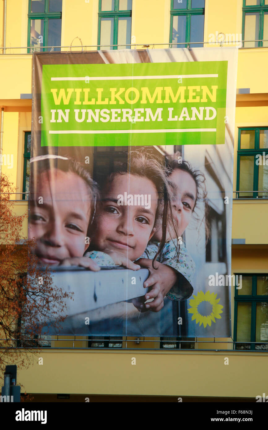 "Willkommen in unserem Land - Plakat zur 'Willkommenskultur' an der Zentrale der Gruenen, 12. Novembre 2015, Berlino. Foto Stock