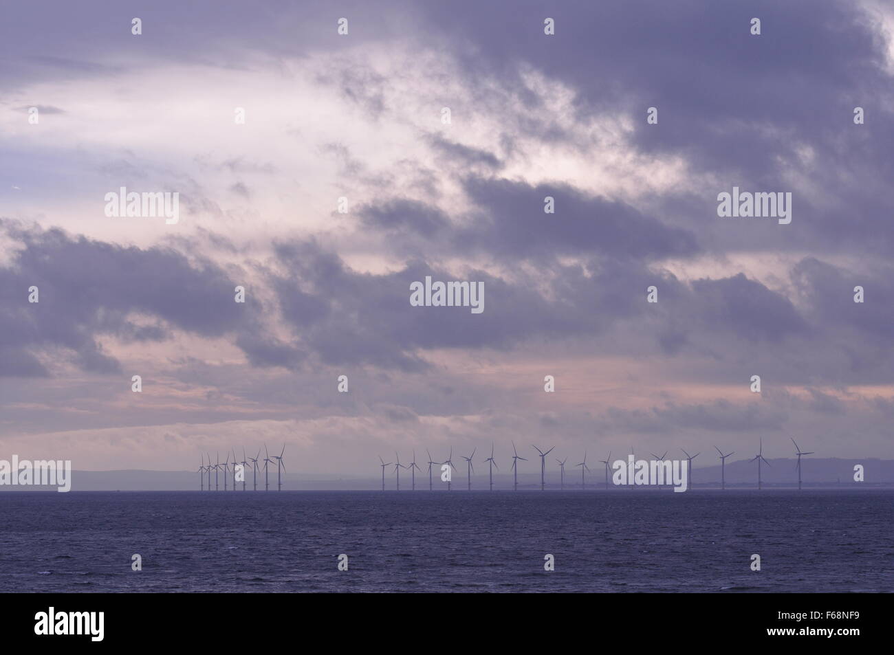 Teesside wind farm o Redcar fattoria eolica off bocca Tees Cleveland, visto da Hartlepool Foto Stock