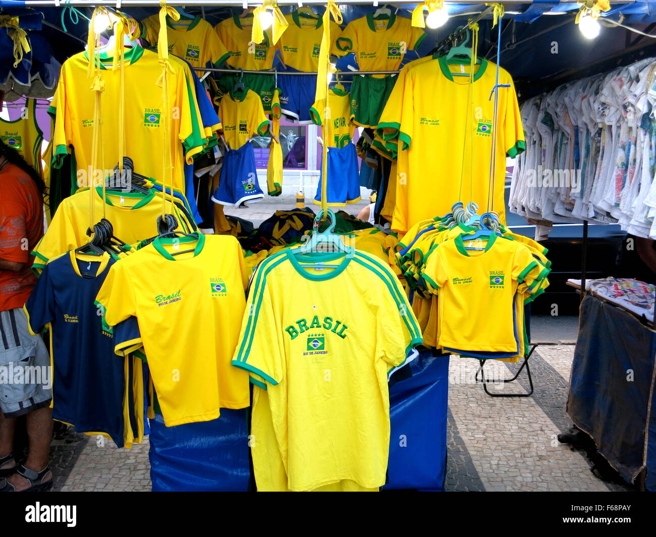 Jersey del brasile calcio team nazionale di Copacabana a Rio de Janeiro in Brasile Foto Stock
