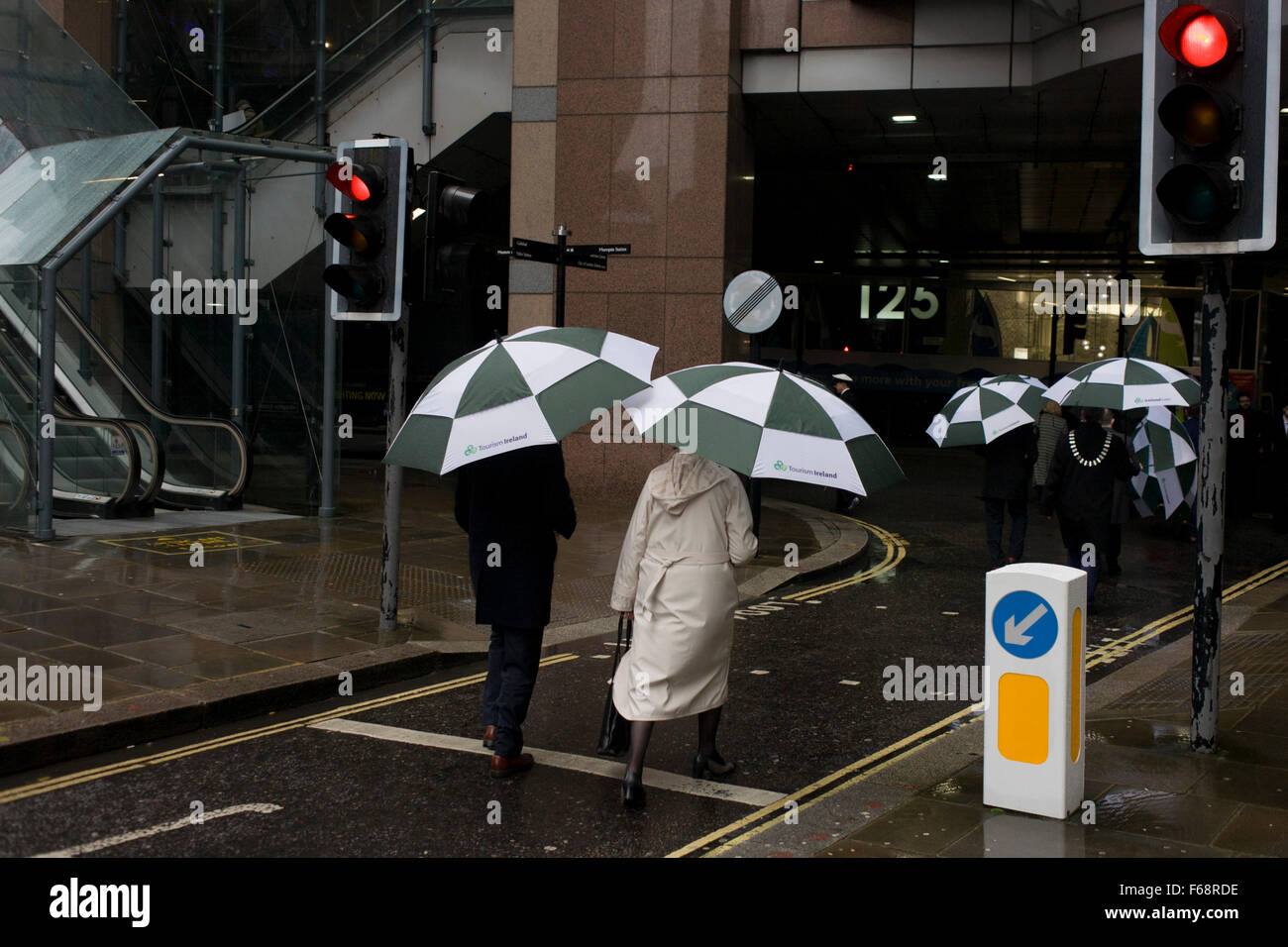 Londra, Regno Unito. 14 Novembre, 2015. Dignitari davanti al Signore Sindaco di mostrare nella città di Londra, capitale dell'antico quartiere finanziario fondata dai Romani nel primo secolo. Questo è il corteo di ottocentesimo compleanno e il 250 anno-vecchio a cavallo guidate in pullman di Stato saranno tirati attraverso le strade medievali con il neo eletto sindaco lungo con 7.000 altri. Il primo ha avuto luogo nel 1215, il che la rende la più antica e la più lunga processione civile nel mondo che sono sopravvissuti sia peste bubbonica e il Blitz. Richard Baker / Alamy Live News Foto Stock