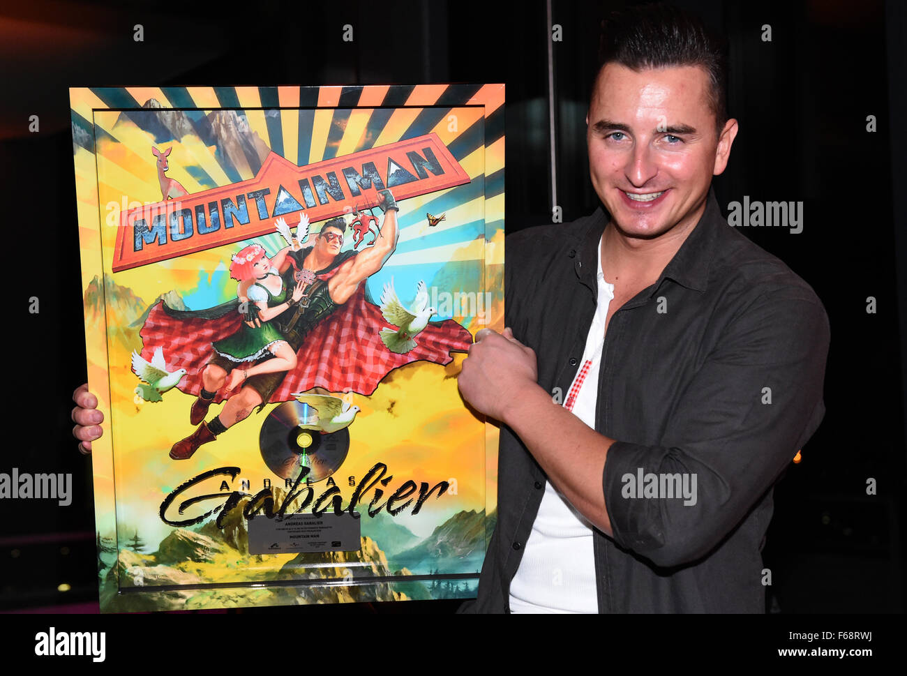 Cantante austriaco Andreas Gabalier pone con un record di platino per uomo di montagna, al dopo-show party per il suo concerto a Monaco di Baviera, Germania, 13 novembre 2015. Foto: FELIX HOERHAGER/DPA Foto Stock