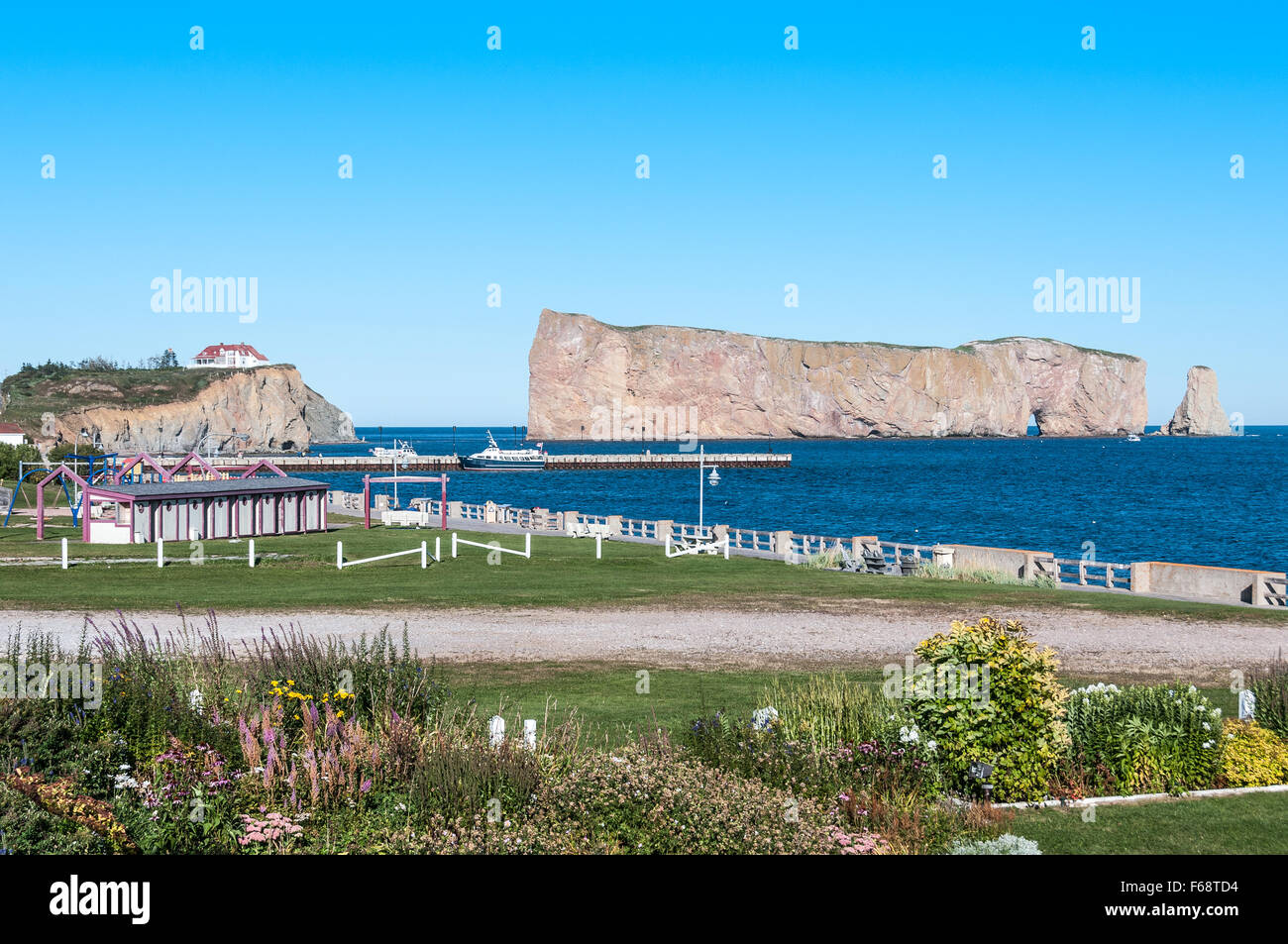 Vista panoramica di Perce Rock, casa oltre la rupe e la passeggiata lungomare, Quebec, Canada Foto Stock