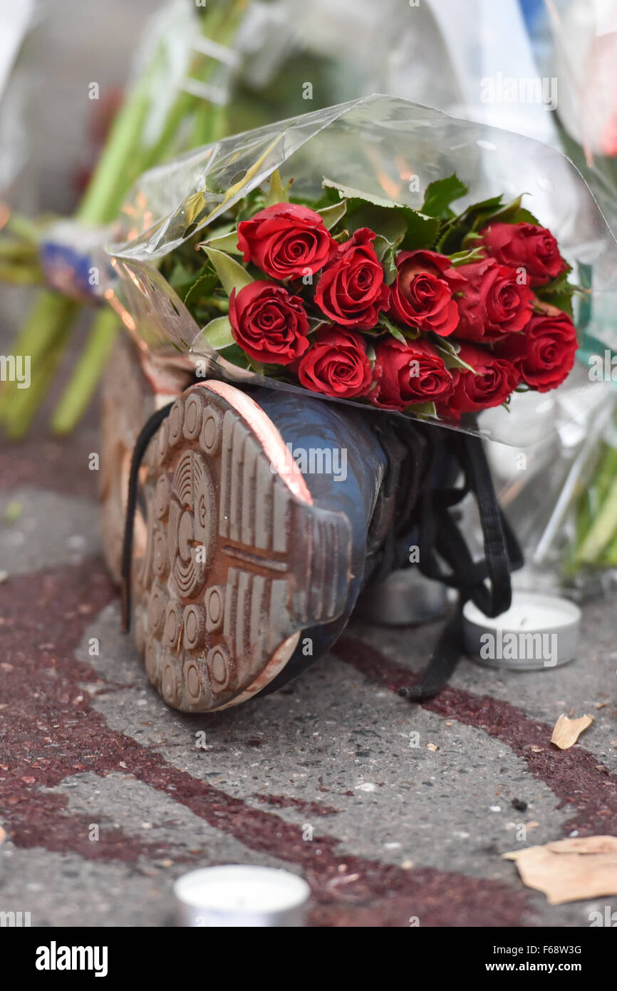 Parigi, Francia. Xiv Nov, 2015. Rose rosse su una calzatura sportiva, accanto a una scia di sangue, al di fuori della musica Bataclan club di Parigi, Francia, 14 novembre 2015. Almeno 120 persone sono state uccise in una serie di attacchi terroristici a Parigi. Foto: UWE ANSPACH/DPA/Alamy Live News Foto Stock