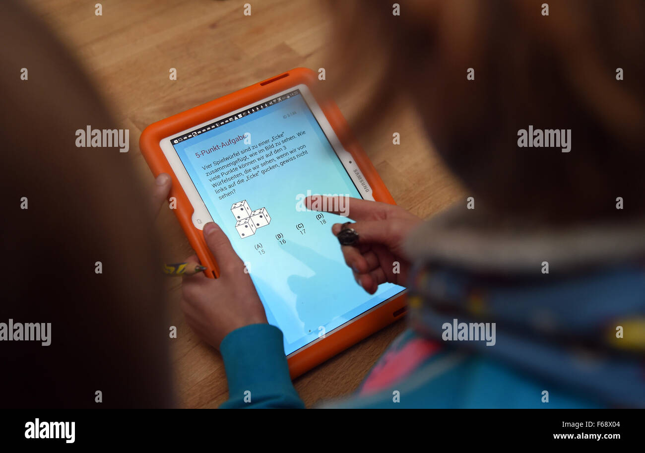 Oldenburg (Germania). Decimo Nov, 2015. Dieci-anno-vecchio Peeke gioca un gioco educativo su un tablet con sua madre in casa loro a Oldenburg, Germania, 10 novembre 2015. La pubblicazione le aziende sono sempre più che offre applicazioni e giochi educativi in aggiunta ai tradizionali libri illustrati. Foto: CARMEN JASPERSEN/dpa/Alamy Live News Foto Stock
