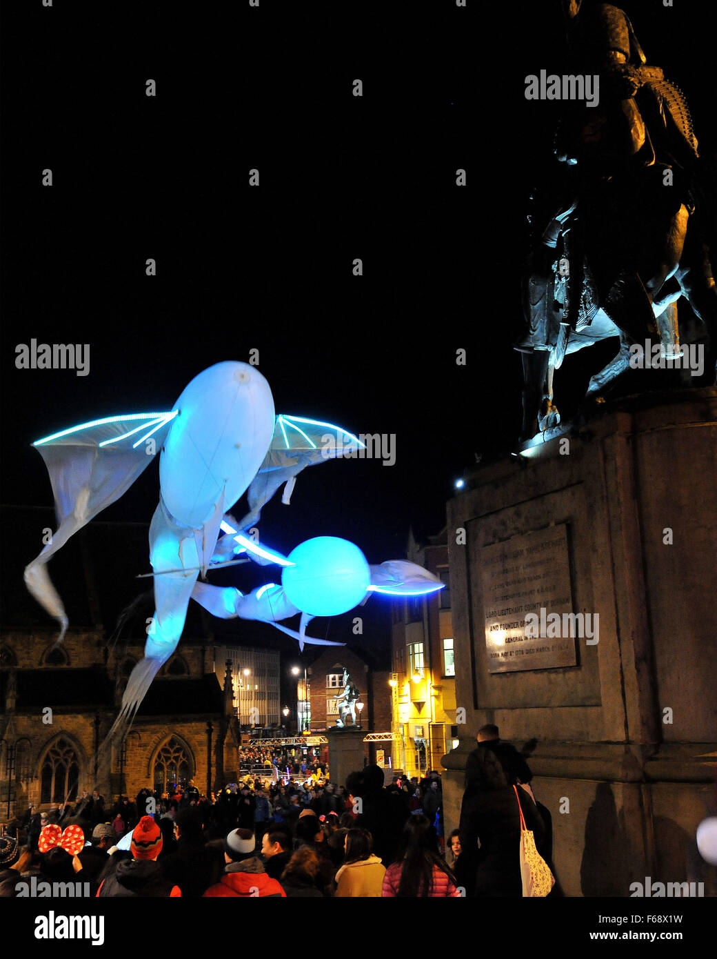 Durham, Regno Unito. 14 Novembre, 2015. Il quarto Lumiere in Durham ha visto alcuni dei migliori artisti trasformare Durham City unica del paesaggio urbano e architettura in una magica avventura notturna. Il festival ha visto alcuni dei migliori artisti trasformare Durham City unica del paesaggio urbano e architettura in una magica avventura notturna. Con 29, installazioni sparse per la città di questa edizione del festival con una misteriosa nebbia incandescente, 3D di balena e Cattedrale risalti tra il display le più belle attrazioni. Credito: Alan soglia/Alamy Live News Foto Stock