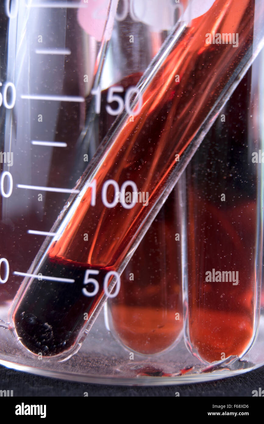Provette con il sangue nel becher Foto Stock