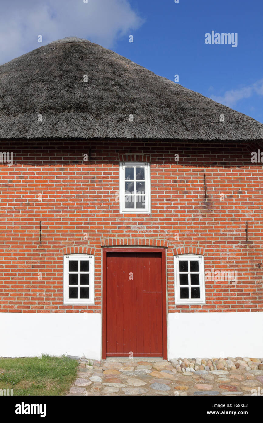 Cottage con il tetto di paglia a Holmsland Klitvej, Hvide Sande, nello Jutland, Danimarca Foto Stock