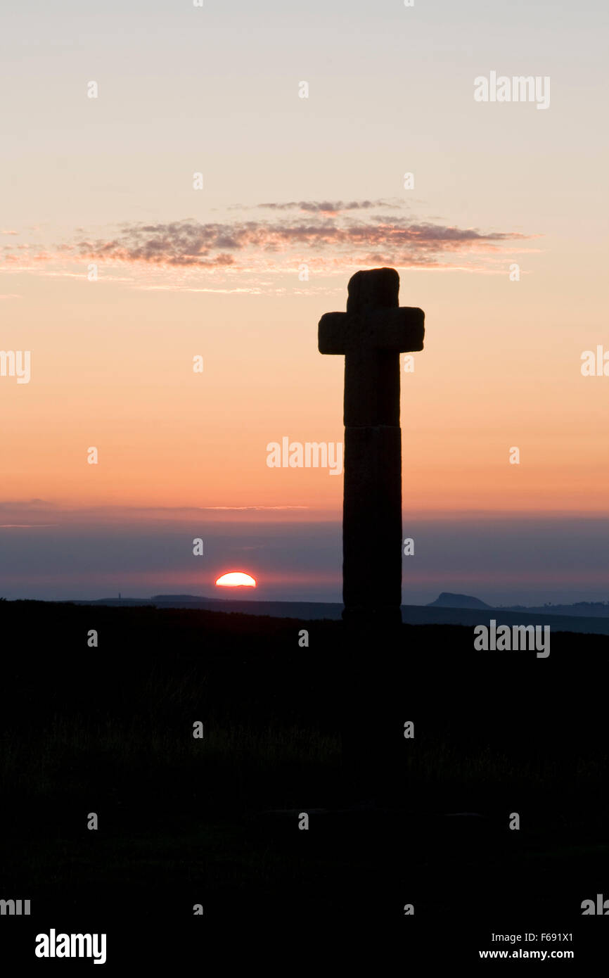 Giovani ralph croce al tramonto rosedale capo North York Moors National Park North Yorkshire England Regno Unito Foto Stock