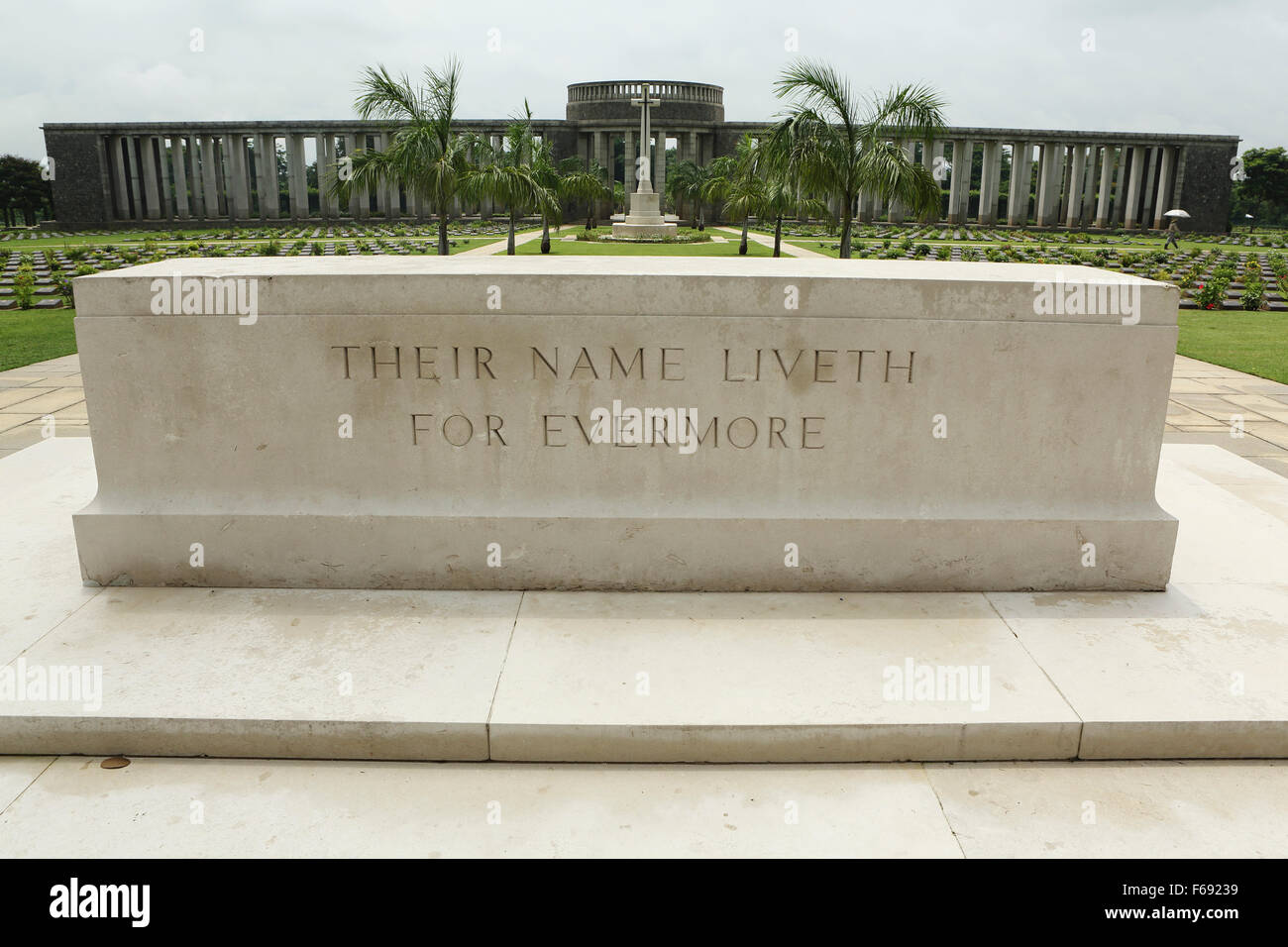 La pietra di ricordo e di Rangoon Memorial presso Taukkyan Cimitero di guerra nei pressi di Yangon, Myanmar. Foto Stock