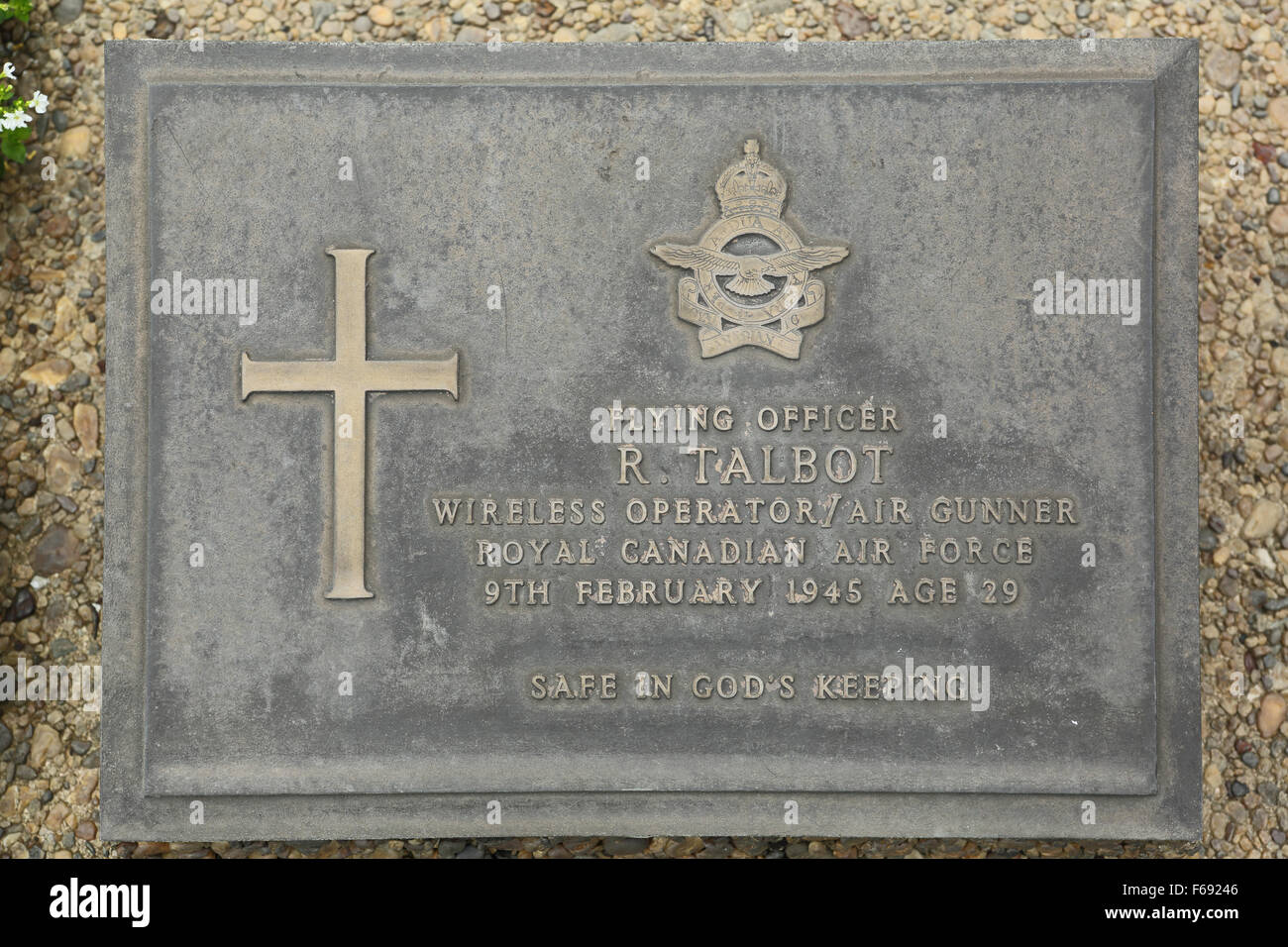 La tomba di un canadese flying officer presso Taukkyan Cimitero di guerra nei pressi di Yangon, Myanmar. Foto Stock