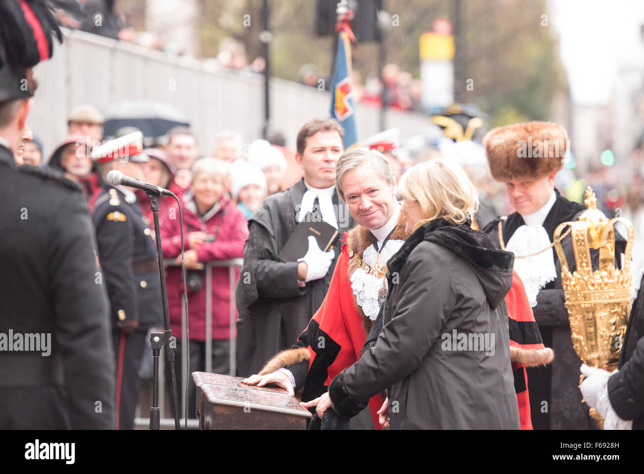 Londra, Regno Unito. 14 Novembre, 2015. Signore Mountevans, Rt Hon Lord Mayor di Londra si prepara a ricevere una benedizione come San Paolo Londra Credito: Ian Davidson/Alamy Live News Foto Stock