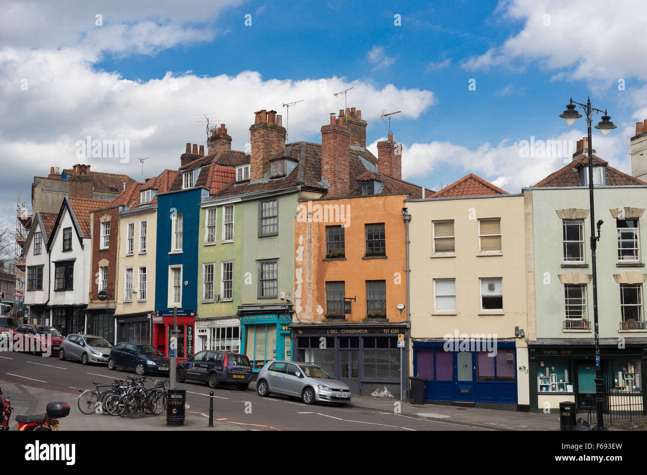 Negozio coloratissimo fronti e gli edifici su Colston Street, Bristol City, Regno Unito Foto Stock