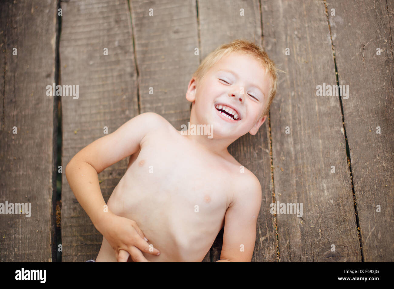 Due amici che giace a terra e sorriso. Foto Stock