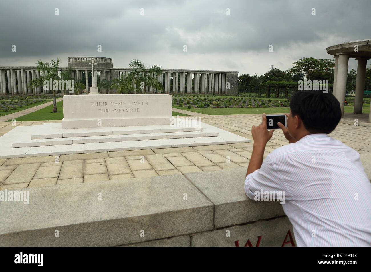 Un uomo fotografie di Rangoon Memorial presso Taukkyan Cimitero di guerra nei pressi di Yangon, Myanmar. Il cimitero è curato dal comune Foto Stock