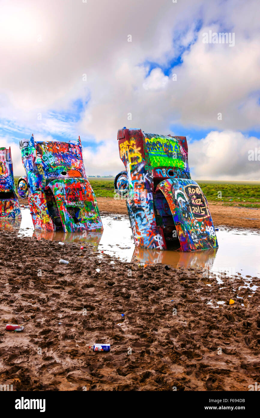 Cadillac Ranch arte pubblica scultura in Amarillo, Texas. Creato nel 1974 dal signore di chip, Hudson Marquez e Doug Michels. Foto Stock