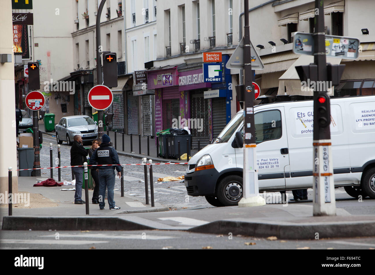Parigi attacchi terroristici, 13 novembre 2015, Venerdì, rivendicato da ISIS, 128 persone uccise, 300 ferite. Sette singoli attentati hanno avuto luogo, comprendente sei kalashnikov tiri sulle varie caffetterie e ristoranti e tre esplosioni. Posizioni sulla mattina di sabato, cinque persone sono state uccise durante un'esplosione su una strada chiamata Rue de la Fontaine au Roi e la Rue du Faubourg du Temple, polizia francese nella parte anteriore organismi coperti da lenzuola bianche, Foto Stock