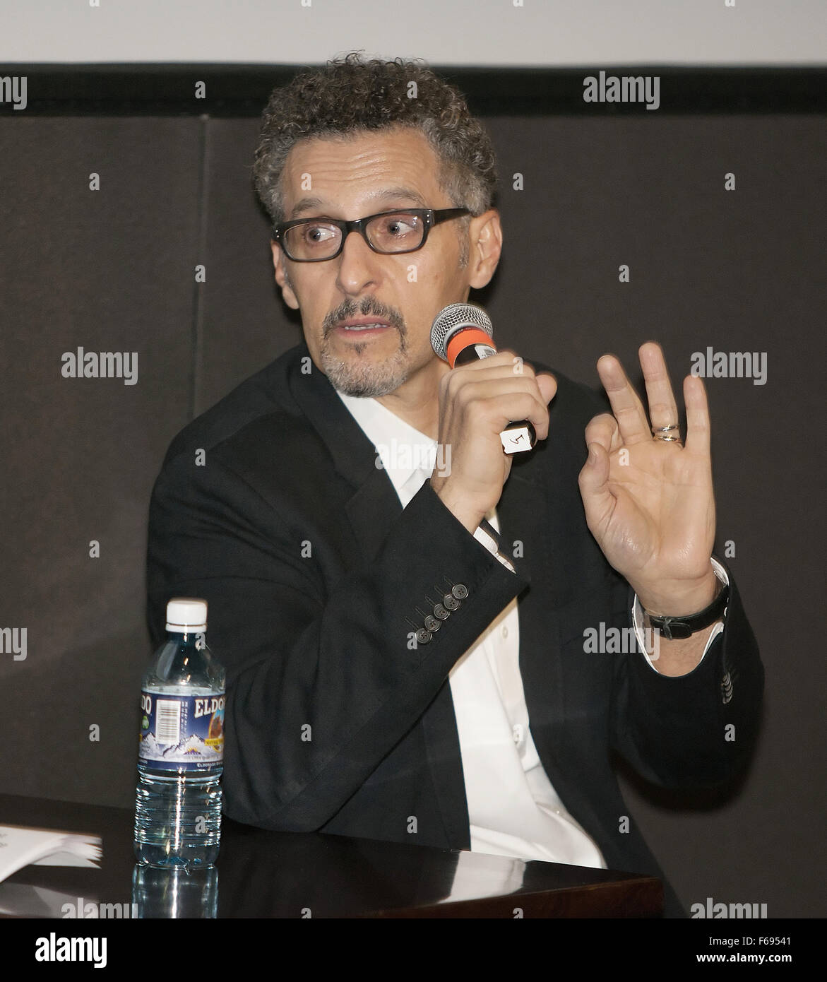 Denver, Colorado, Stati Uniti d'America. Xii Nov, 2015. Attore John Turturro del film Mia Madre fa un Q & A durante il Denver Film Festival di giovedì sera. TURTURRO ha ricevuto anche il John Cassavetes Award al festival. © Hector Acevedo/ZUMA filo/Alamy Live News Foto Stock