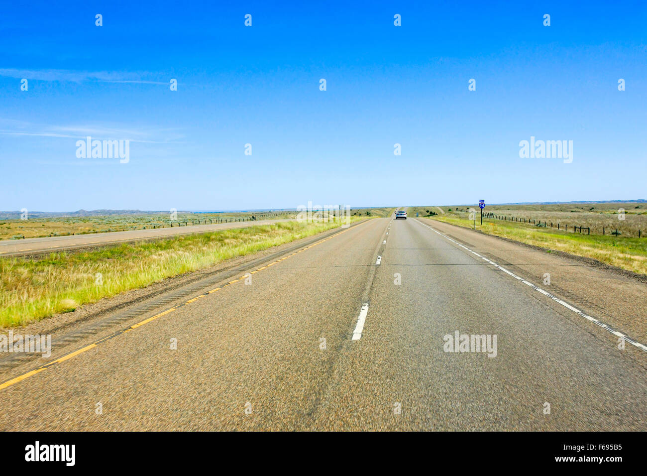 Interstate 94 in North Dakota, forse una delle strade più dritte in America Foto Stock