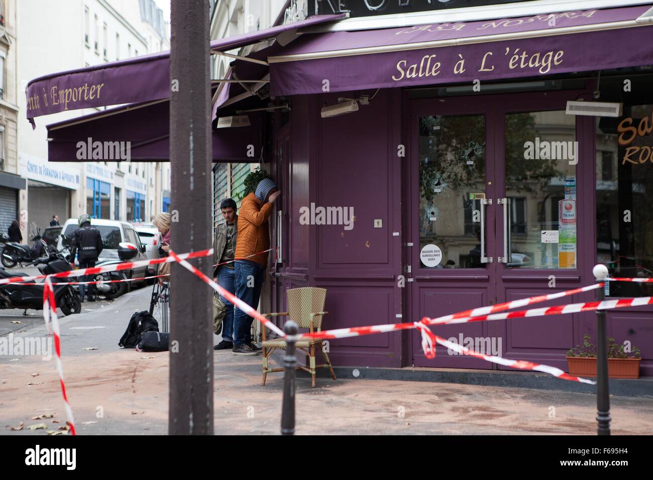 Parigi attacchi terroristici, 13 novembre 2015, Venerdì, rivendicato da ISIS, 128 persone uccise, 300 ferite. Sette singoli attentati hanno avuto luogo, comprendente sei kalashnikov tiri sulle varie caffetterie e ristoranti e tre esplosioni. Posizioni sulla mattina di sabato, cinque persone sono state uccise durante un'esplosione su una strada chiamata Rue de la Fontaine au Roi e la Rue du Faubourg du Temple Foto Stock