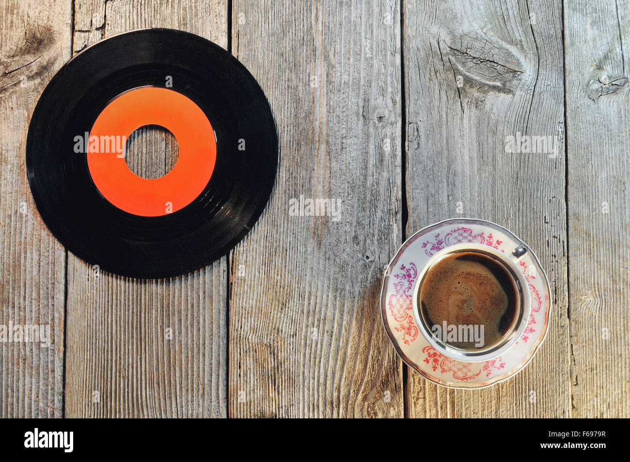 Foto di vecchi dischi in vinile e la tazza di caffè su di un tavolo di legno Foto Stock