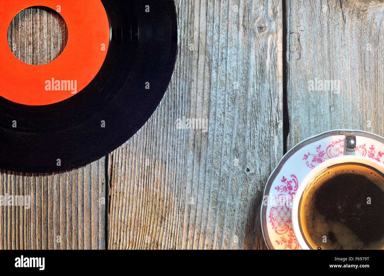 Foto di vecchi dischi in vinile e la tazza di caffè su di un tavolo di legno Foto Stock