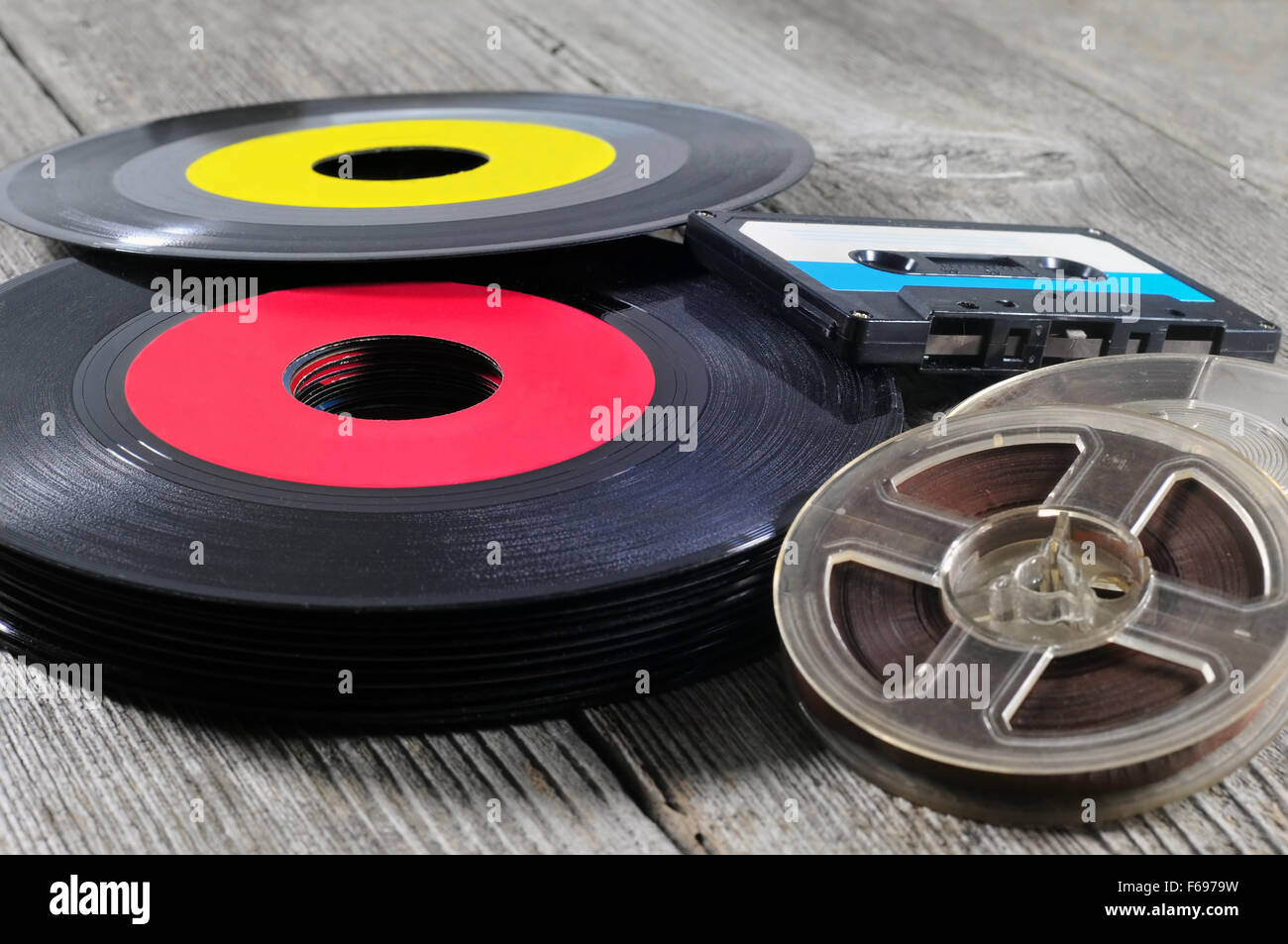 Foto del vecchio suono supporti di archiviazione su un tavolo di legno Foto Stock