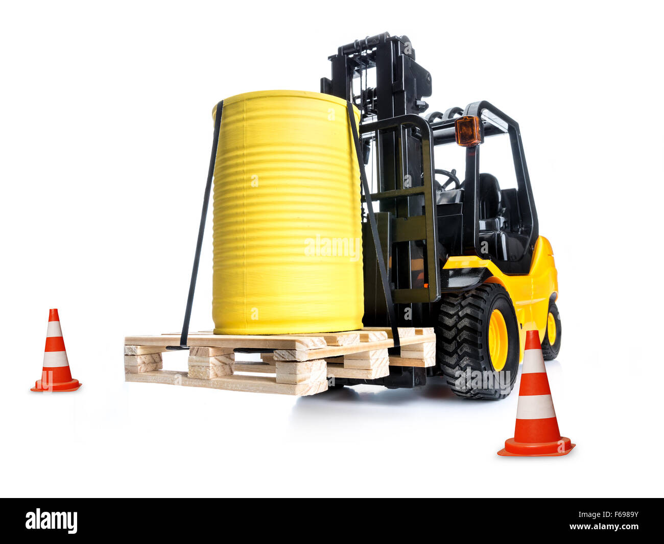 Carrello elevatore a forche con contenitore giallo posto su pallet di legno shot su sfondo bianco Foto Stock