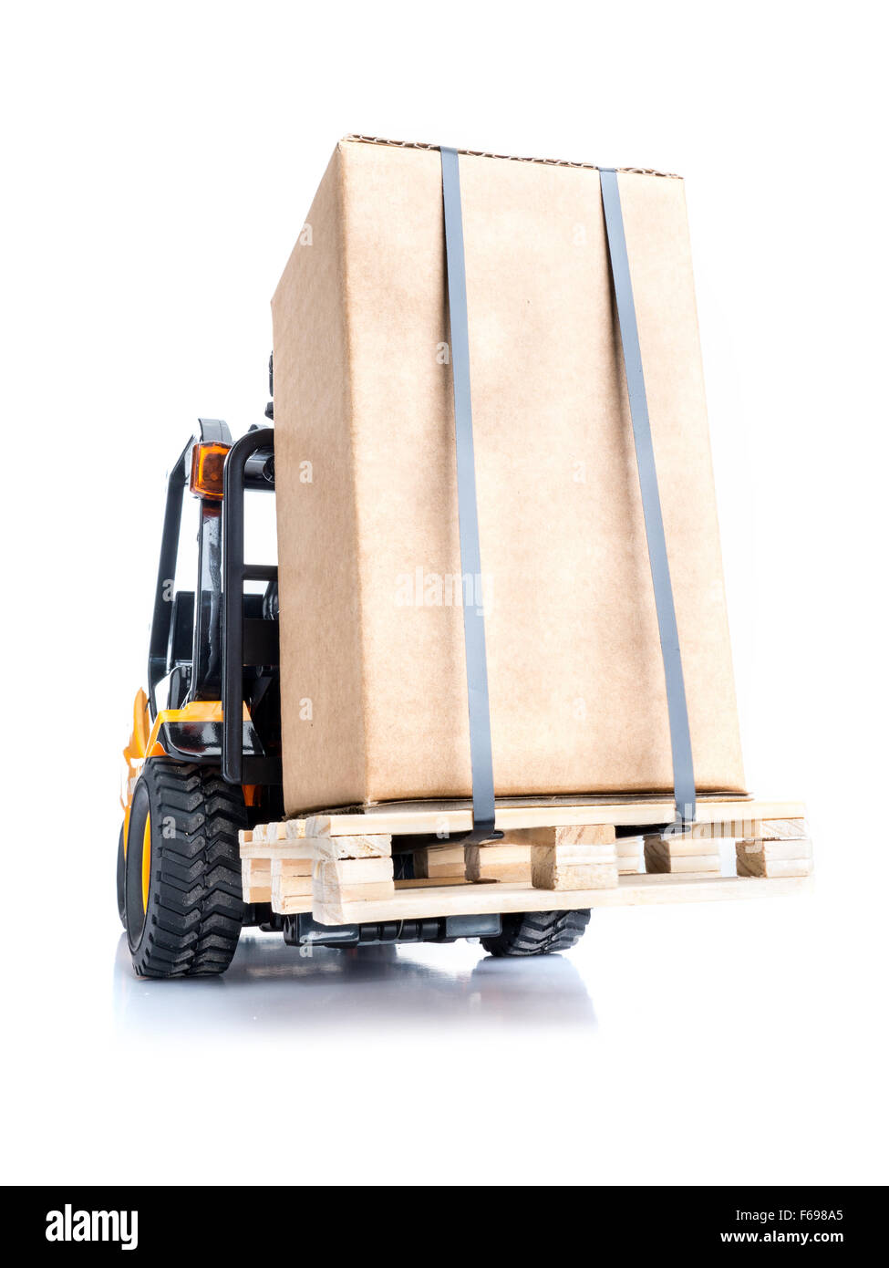 Carrello elevatore trasporta merci confezionate in scatola cardborad poste su pallet di legno shot su sfondo bianco Foto Stock