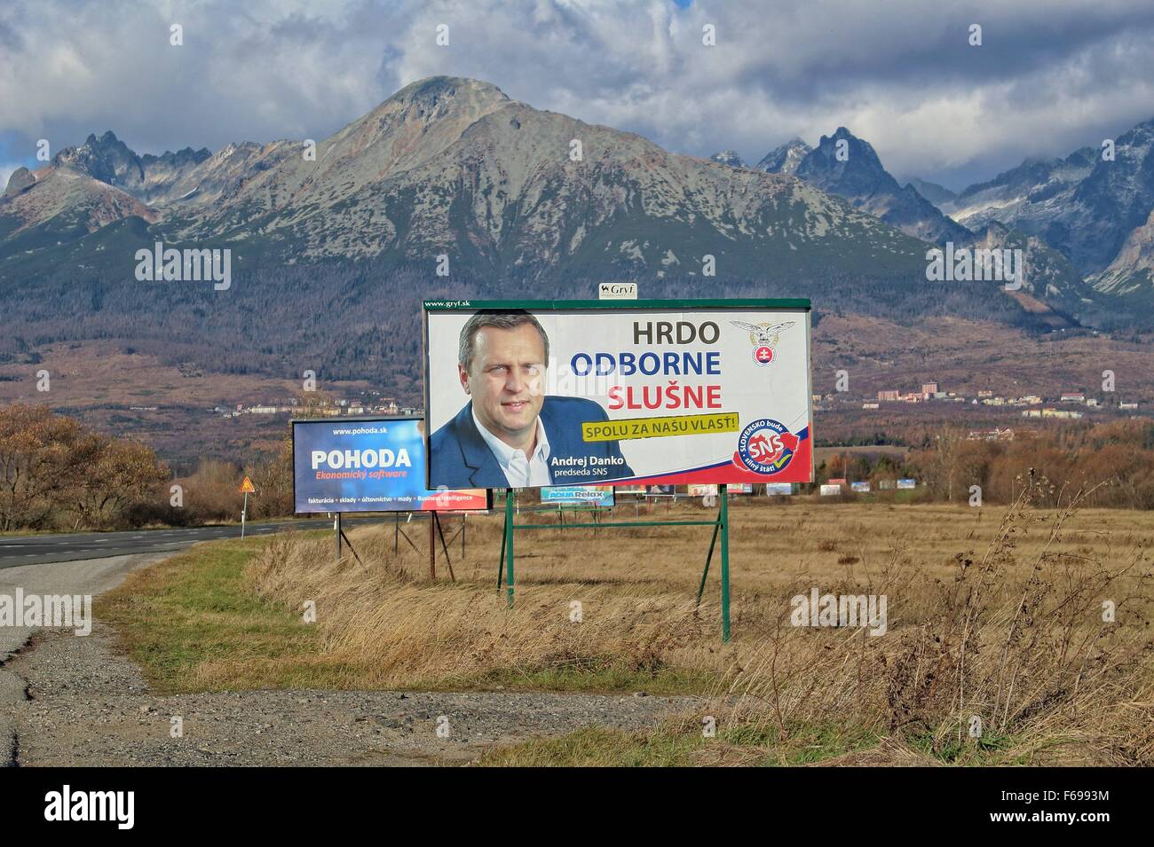 La Slovacchia, Alti Tatra 14th, nov. 2015 Prima neve in Alti Tatra vicino a Poprad città. Metereologo predire la caduta di neve e bassa temperatura durante i prossimi giorni in alta montagna Tratra area in Slovacchia e in Polonia. Credito: Michal Fludra/Alamy Live News Foto Stock